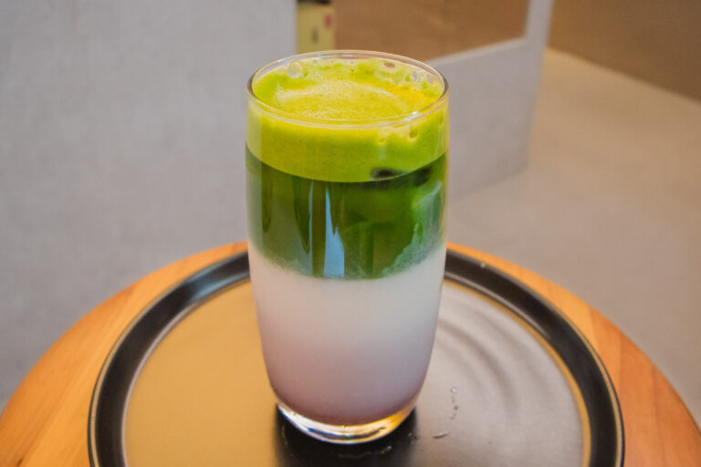 Naka Matcha 京都桑葚抹茶拿鐵，綠色現刷抹茶與淡紫色桑葚牛奶形成漂亮分層。