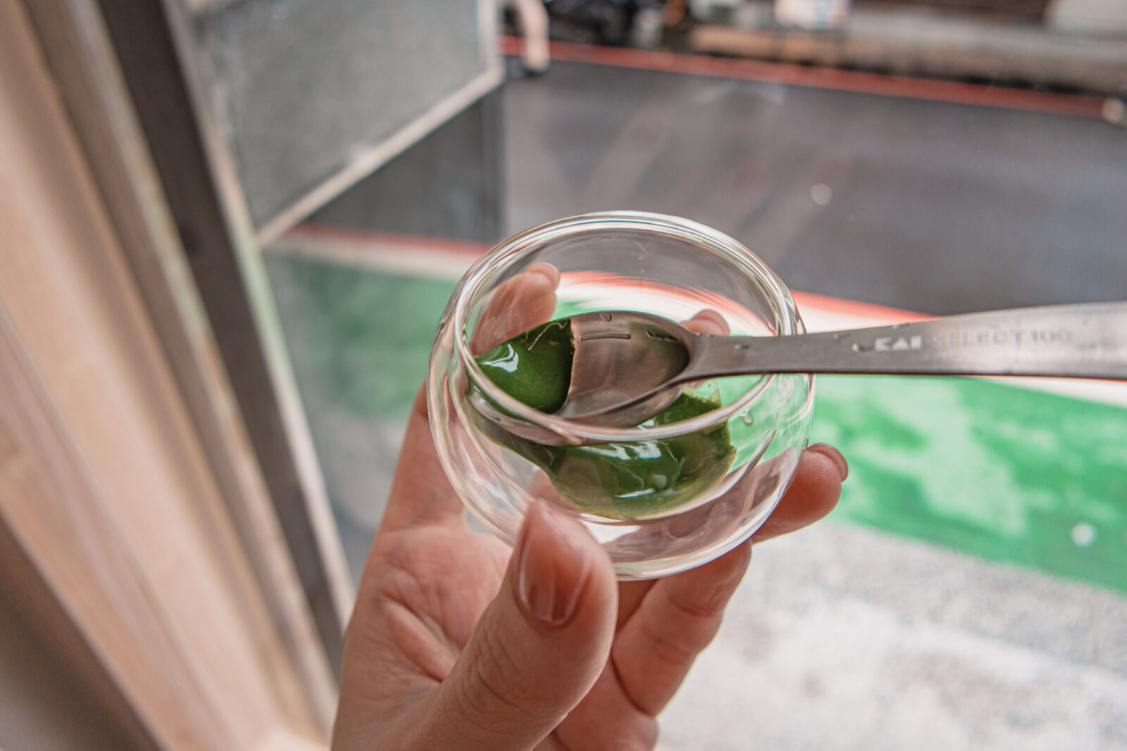 抹茶膏試吃，濃稠深綠色抹茶膏盛在玻璃小碗中，以湯匙品嚐抹茶原味。