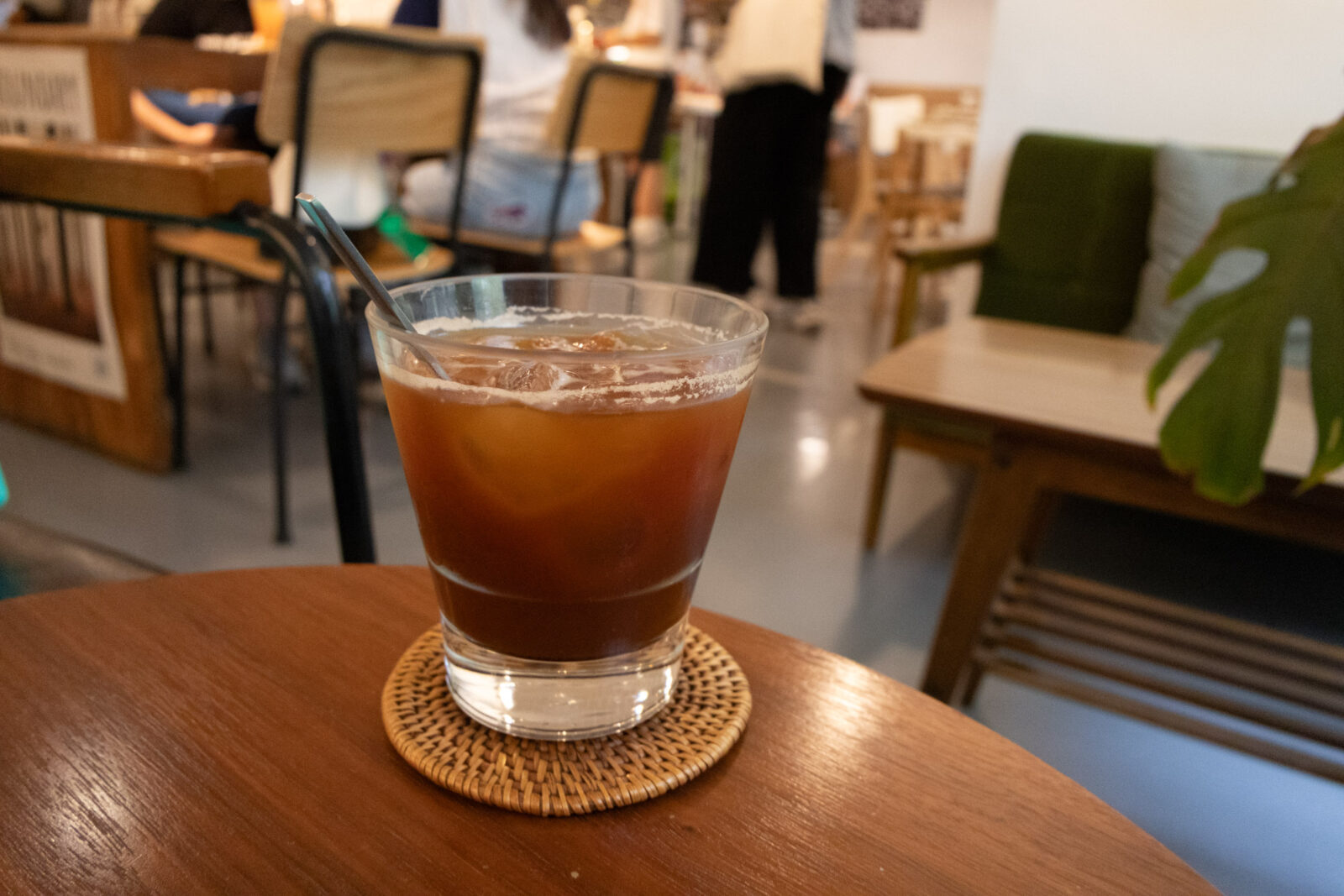 ForgoodCafe 好多咖啡冰美式咖啡，玻璃杯裝搭配木桌與店內座位空間