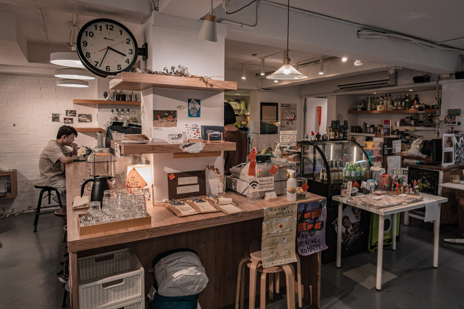 ForgoodCafe 好多咖啡吧台區，木質櫃台旁展示文創小物、義賣商品與咖啡器具