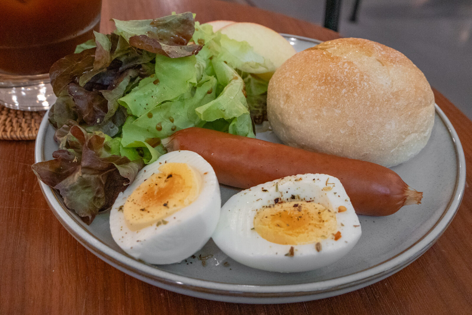 ForgoodCafe 好多咖啡「好多的早餐」，有小圓法、德國香腸、水煮蛋、生菜與蘋果