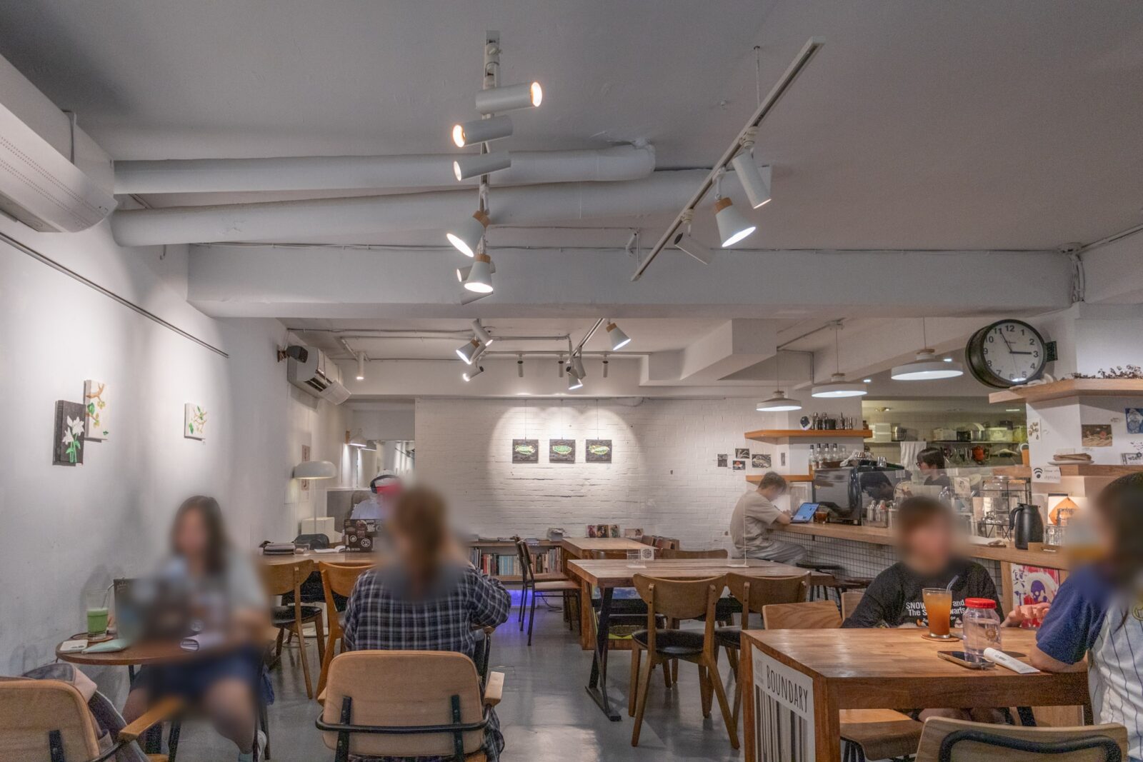 ForgoodCafe 好多咖啡店內空間，白色牆面搭配木質桌椅、吧台與自然採光