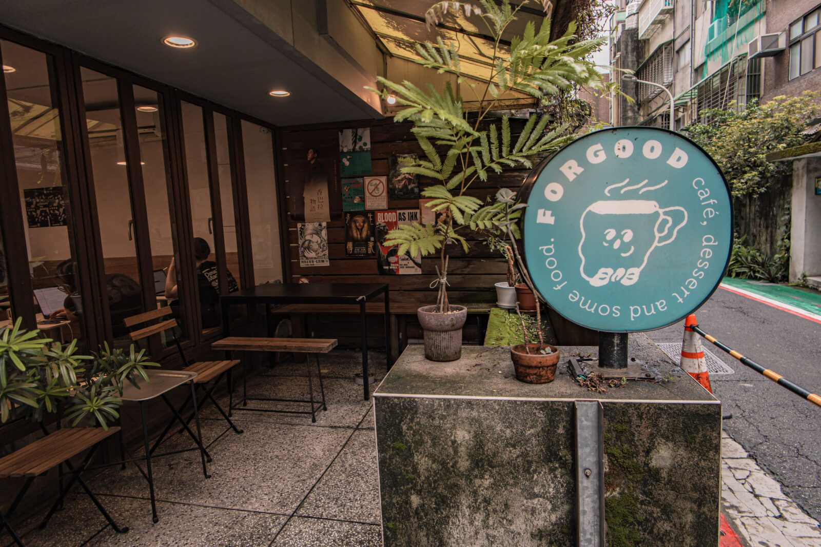 ForgoodCafe 好多咖啡側邊入口與戶外座位，綠色招牌搭配植栽與木質牆面