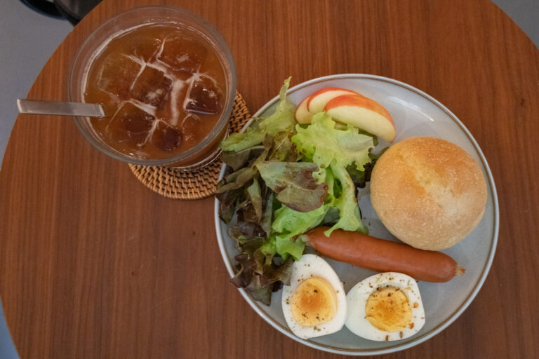 ForgoodCafe 好多咖啡輕食餐盤與冰咖啡，餐盤有麵包、香腸、水煮蛋、生菜與蘋果