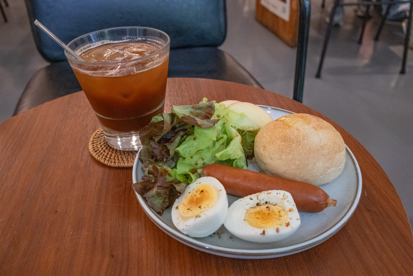ForgoodCafe 好多咖啡輕食餐盤搭配冰咖啡，內容有麵包、香腸、水煮蛋、生菜與蘋果