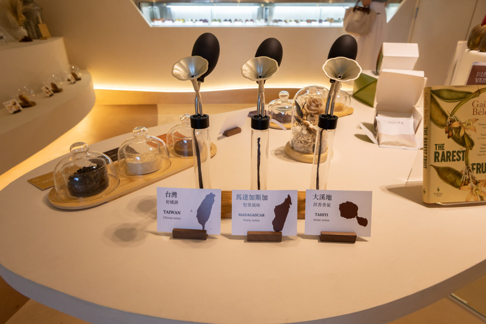 Maison Vanille 店內香草聞香體驗區，展示台灣、馬達加斯加與大溪地香草，並標示各自的香氣特色。