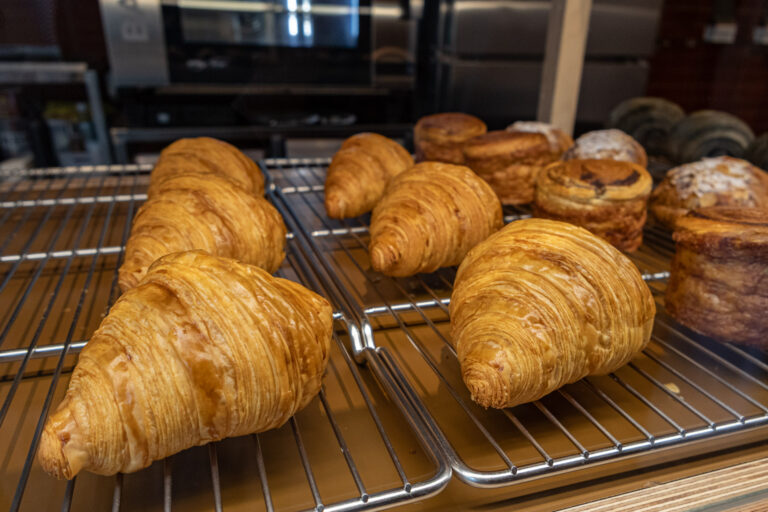 Muhei Bakery 暮黑烘焙可頌櫃，金黃酥脆的原味可頌與多款丹麥麵包陳列於架上