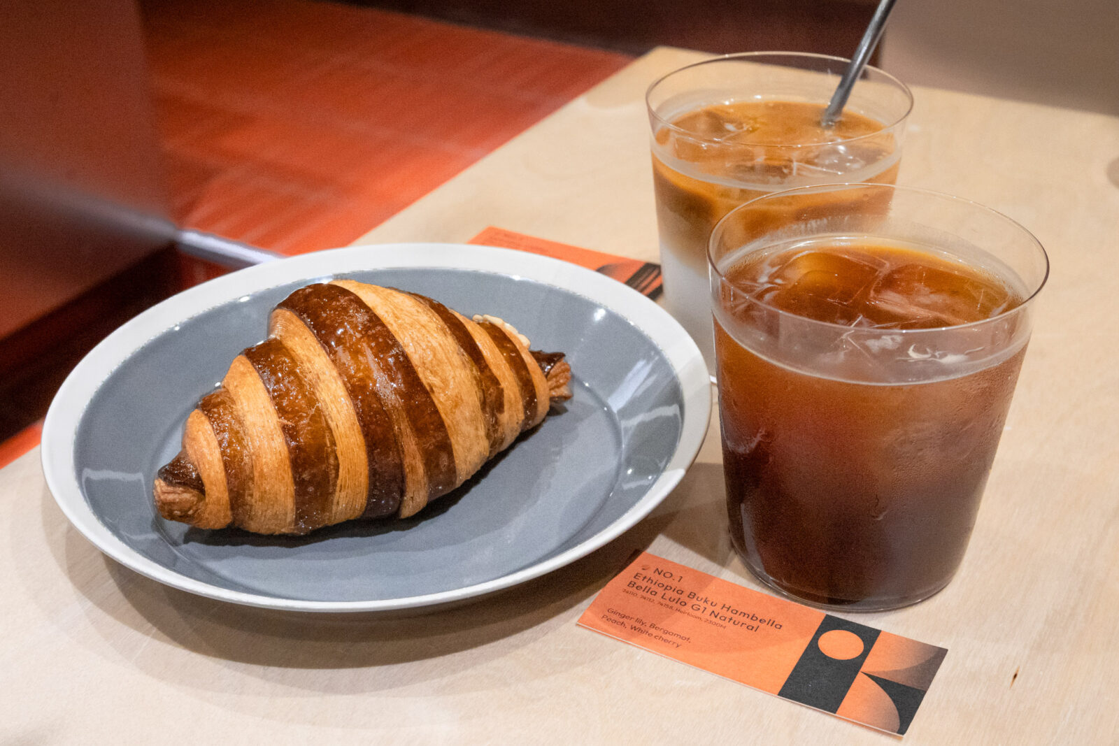 Muhei Bakery 暮黑烘焙焦糖可頌與冰手沖咖啡，搭配冰拿鐵一同享用