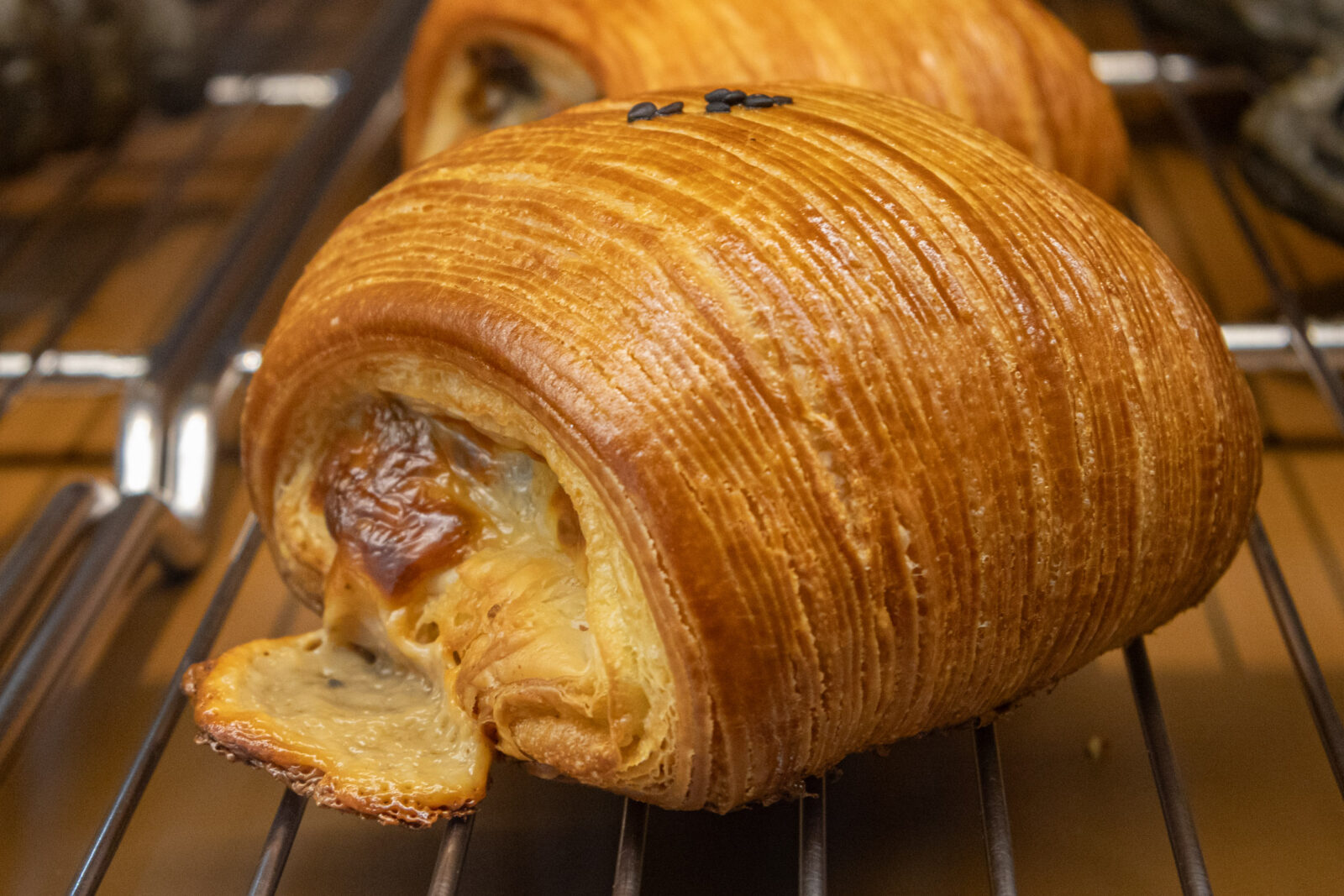 Muhei Bakery 暮黑烘焙黑松露牛肉丹麥近拍，金黃酥皮包裹牛肉與濃郁內餡