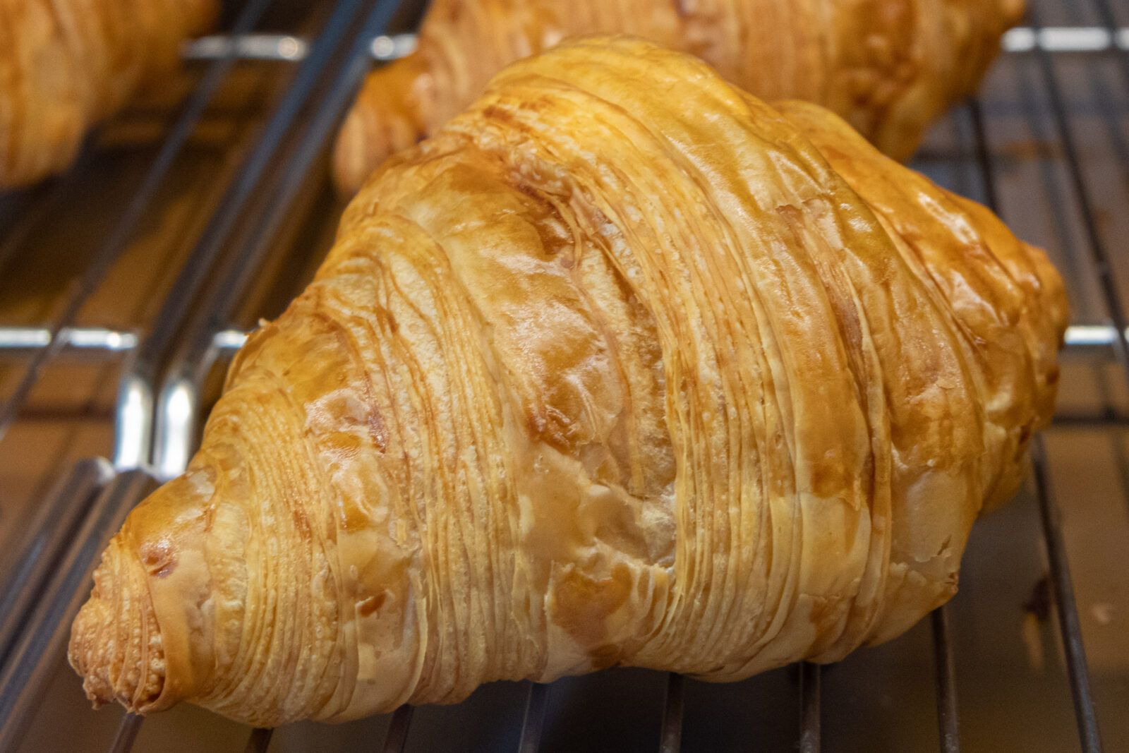 Muhei Bakery 暮黑烘焙原味可頌近拍，金黃酥皮呈現清楚細緻的層次