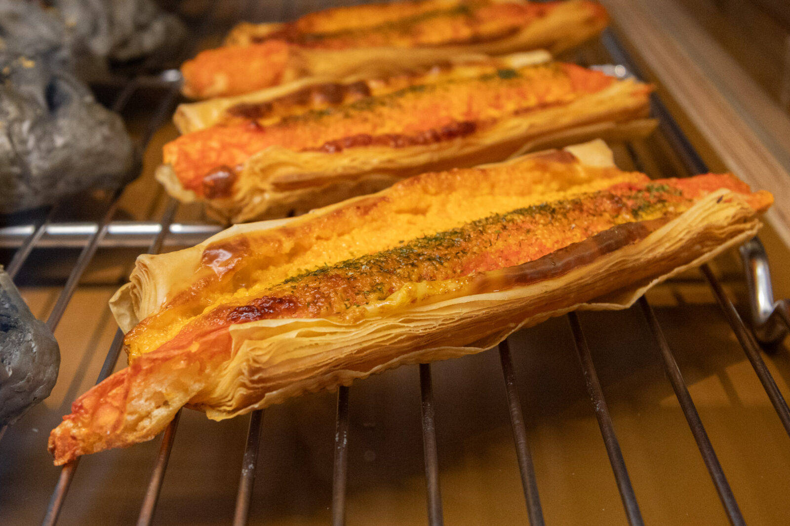 Muhei Bakery 暮黑烘焙明太子蟹味棒丹麥近拍，層層酥皮鋪上蟹味棒、明太子醬與香料