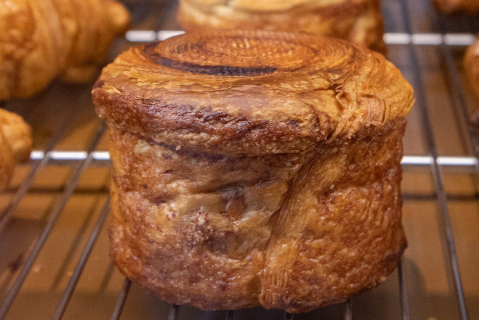 Muhei Bakery 暮黑烘焙肉桂捲近拍，金黃酥皮呈現清楚的螺旋層次