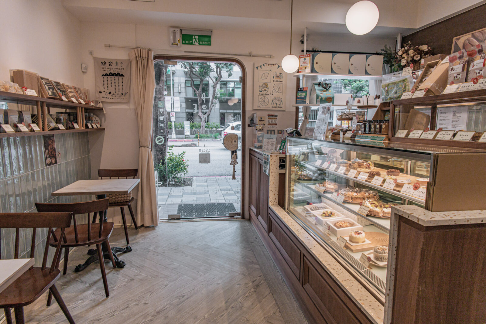 Ponpie澎派大安店內用座位與甜點櫃，大片玻璃門引入自然採光