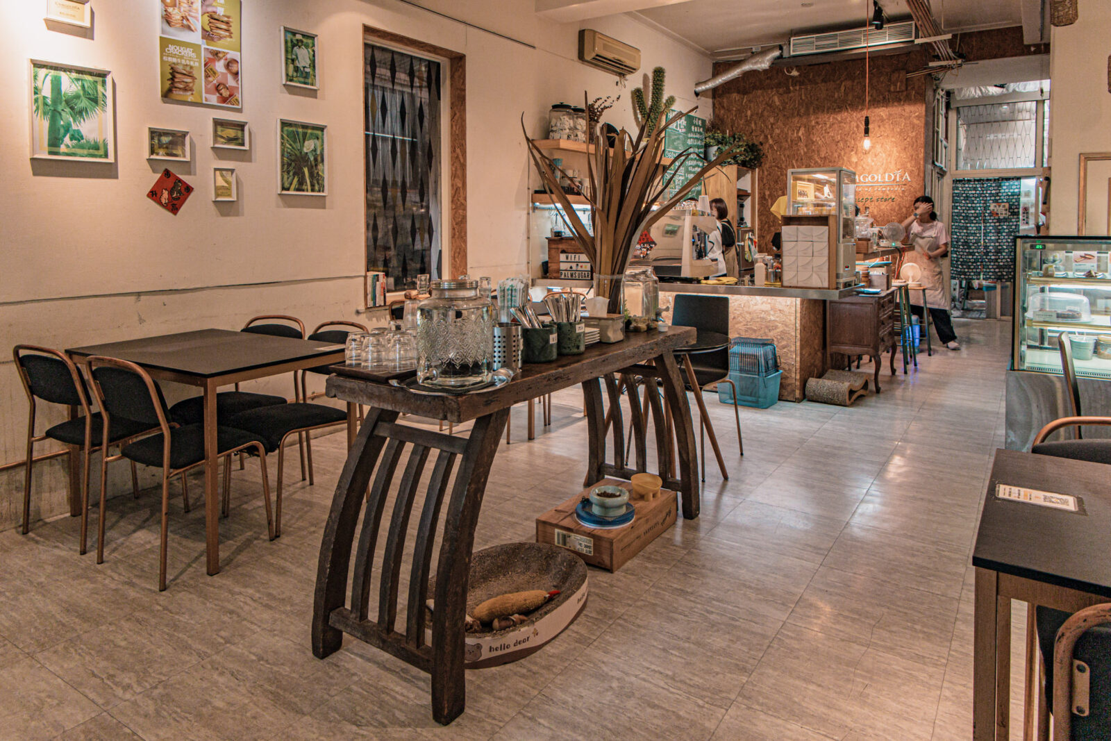 SUGARbISTRO 小食糖一樓店內空間、老宅木質家具與甜點櫃