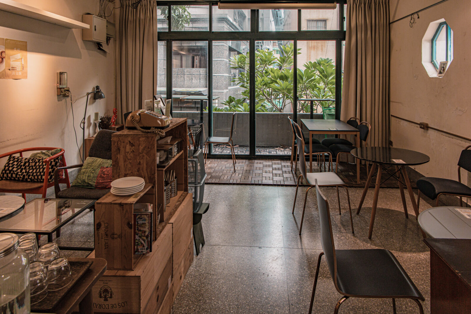 SUGARbISTRO 小食糖二樓用餐區，大面窗景、復古家具與老宅空間
