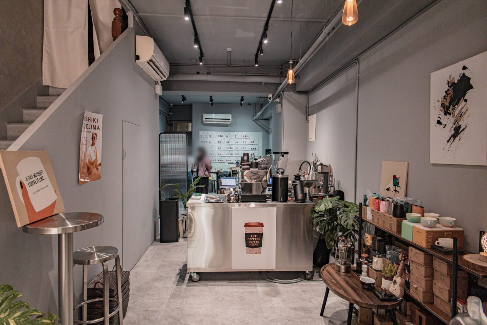 Lee’s Coffee 古亭店咖啡吧台,灰色系空間搭配金屬吧台與咖啡設備,後方為拉花教室,旁邊陳列拉花杯與咖啡器具