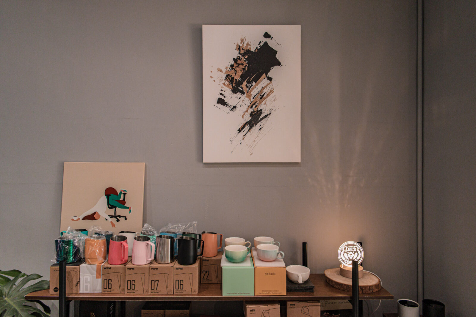 Lee’s Coffee 古亭店咖啡器具與商品展示區,陳列多款拉花杯、咖啡杯、沖煮器具與品牌小物