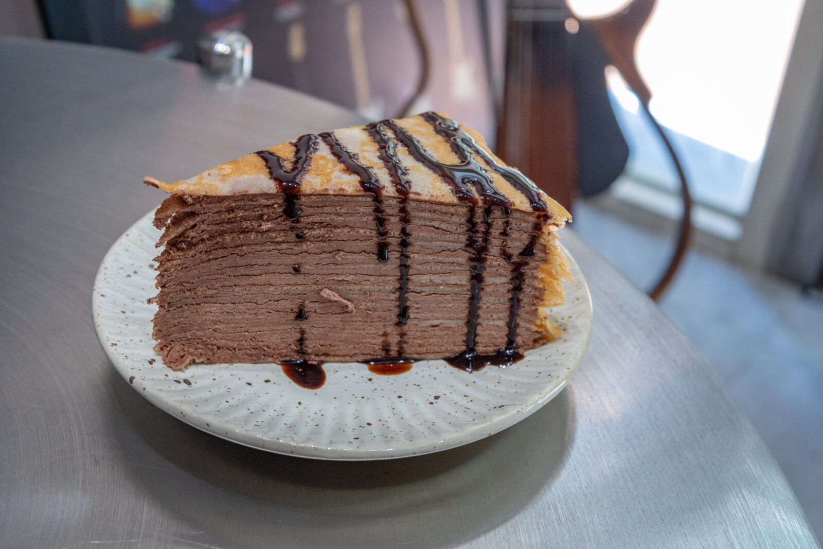 Lee’s Coffee 古亭店巧克力千層蛋糕,層層薄餅夾入巧克力奶油,表面淋上巧克力醬
