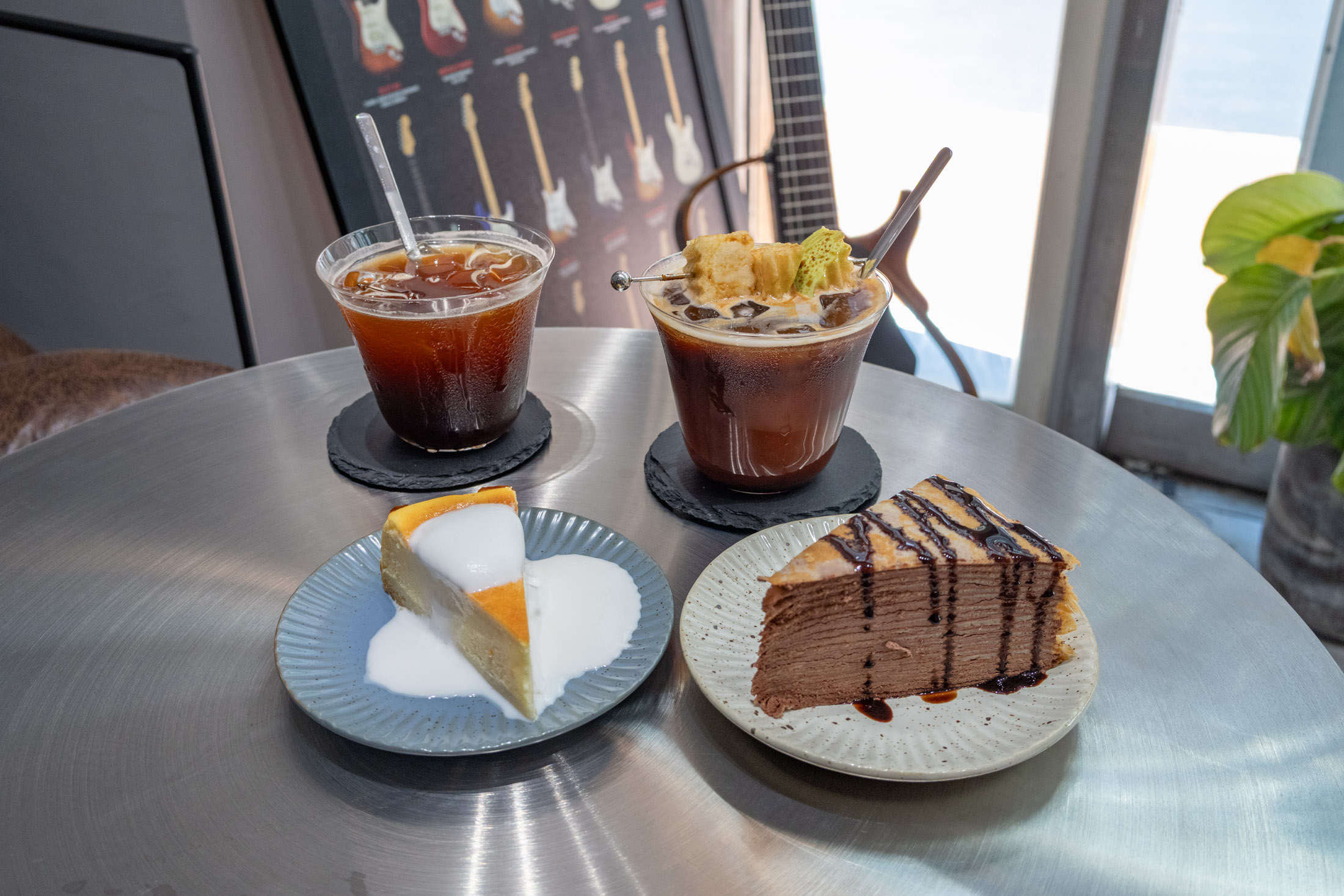 Lee’s Coffee 古亭店餐點，桌上有冰咖啡、紅心芭樂美式、日式輕乳酪與巧克力千層蛋糕