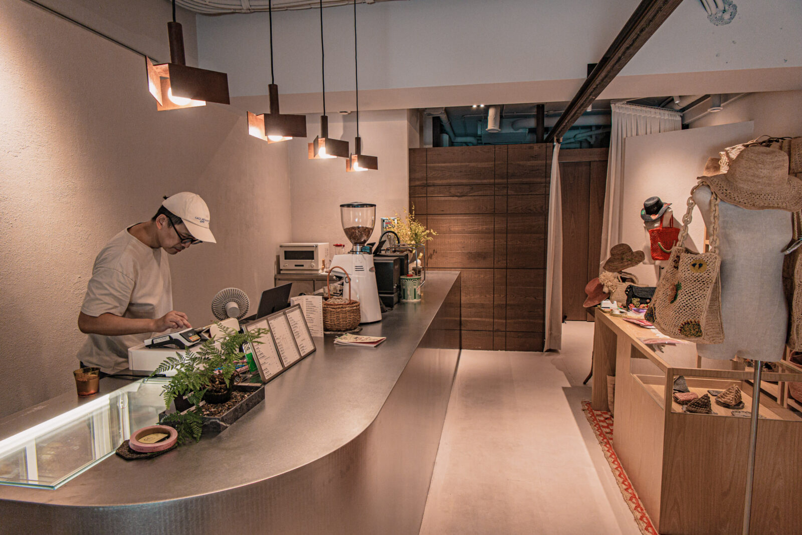 去所咖啡 CHiSO 店內吧台，木質選物空間與義式咖啡設備